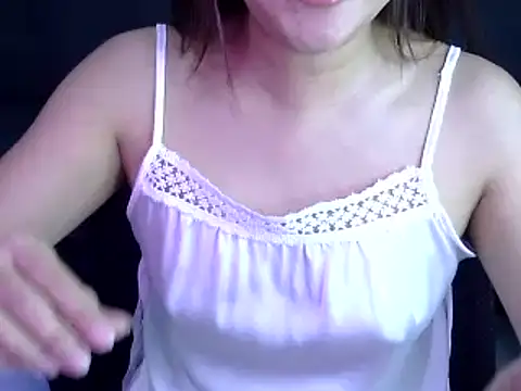 Snapshot of Bee_2k chatting on October 21, 4:35 am Bee 2k online show from October 21, 4:35 am