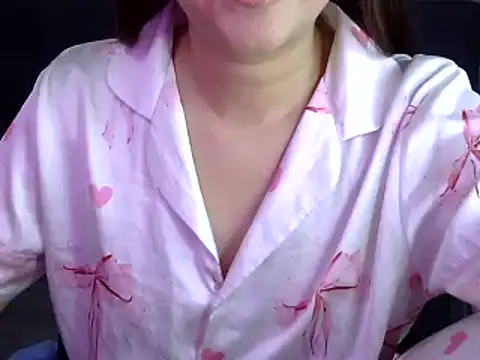 Snapshot of Bee_2k chatting on October 23, 5:18 am Bee 2k online show from October 23, 5:18 am