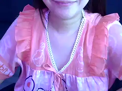 Snapshot of Bee_2k chatting on October 28, 6:17 am Bee 2k online show from October 28, 6:17 am