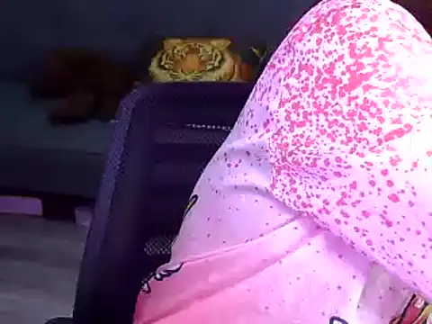 Snapshot of Bee_2k chatting on November 10, 4:44 am Bee 2k online show from November 10, 4:44 am