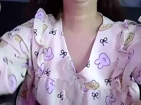 Snapshot of Bee_2k chatting on December 2, 4:51 am Bee 2k online show from December 2, 4:51 am