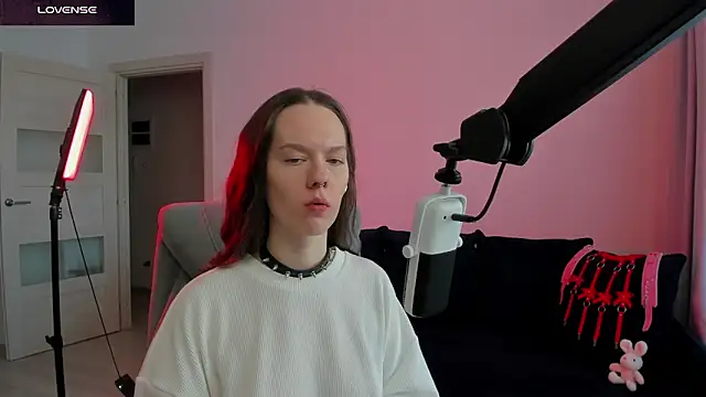 Snapshot of DivineBite chatting on February 18, 1:29 pm DivineBite online show from February 18, 1:29 pm