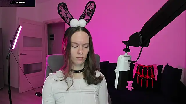 Snapshot of DivineBite chatting on February 23, 2:36 pm DivineBite online show from February 23, 2:36 pm