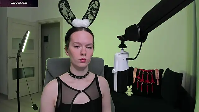 Snapshot of DivineBite chatting on February 28, 3:02 pm DivineBite online show from February 28, 3:02 pm