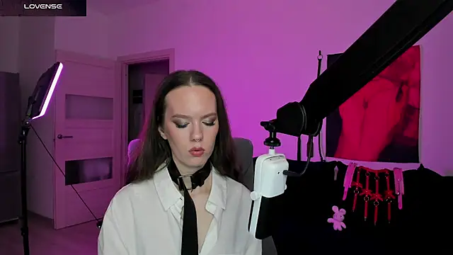 Snapshot of DivineBite chatting on March 11, 6:47 pm DivineBite online show from March 11, 6:47 pm