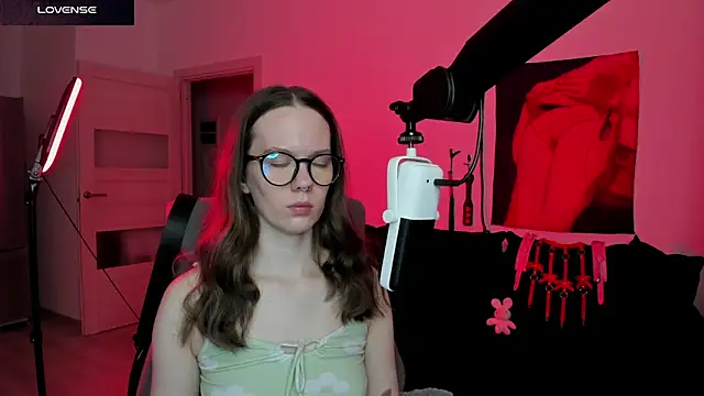 Snapshot of DivineBite chatting on March 13, 5:52 pm DivineBite online show from March 13, 5:52 pm