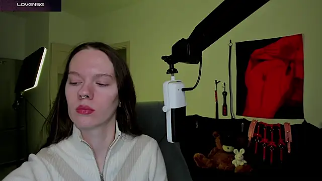 Snapshot of DivineBite chatting on March 20, 4:23 pm DivineBite online show from March 20, 4:23 pm