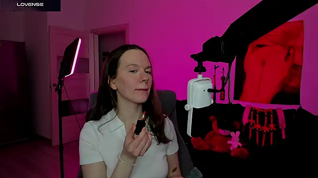 Snapshot of DivineBite chatting on March 23, 2:21 pm DivineBite online show from March 23, 2:21 pm