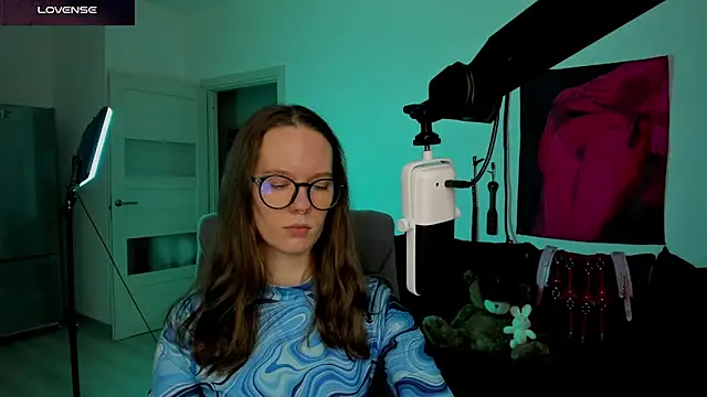 Snapshot of DivineBite chatting on March 24, 5:18 pm DivineBite online show from March 24, 5:18 pm