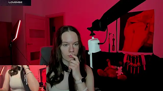 Snapshot of DivineBite chatting on March 25, 4:24 pm DivineBite online show from March 25, 4:24 pm