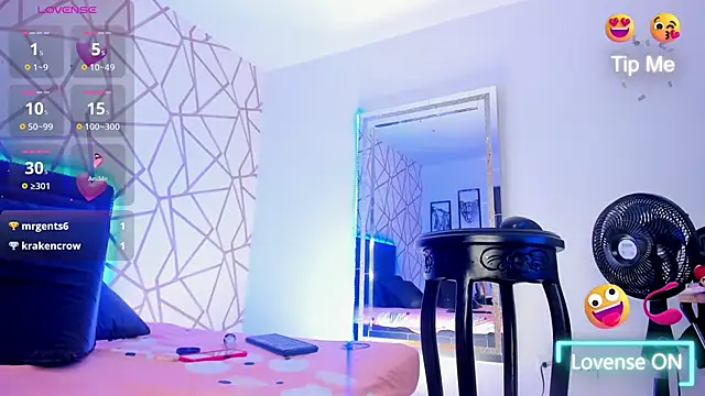 Snapshot of EmilyyRosee_ chatting on February 5, 3:45 am EmilyyRosee online show from February 5, 3:45 am
