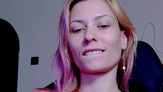 karo123421 online show from October 31, 8:43 pm