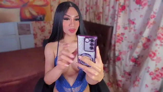 Snapshot of Miss_Lara69 chatting on December 17, 1:33 am Miss Lara69 online show from December 17, 1:33 am