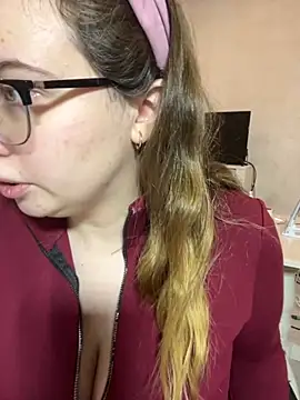 Snapshot of DienkaGreen chatting on November 20, 4:23 am DienkaGreen online show from November 20, 4:23 am