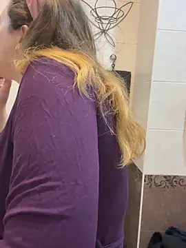 Snapshot of DienkaGreen chatting on December 2, 6:30 am DienkaGreen online show from December 2, 6:30 am