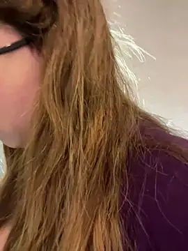 Snapshot of DienkaGreen chatting on December 3, 12:25 pm DienkaGreen online show from December 3, 12:25 pm