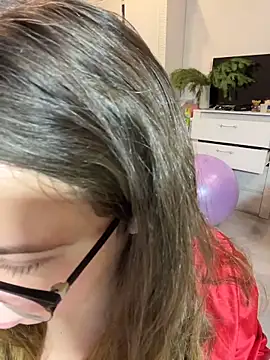 Snapshot of DienkaGreen chatting on December 18, 4:40 am DienkaGreen online show from December 18, 4:40 am