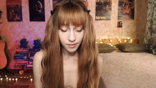 Snapshot of Friendly_Ellie chatting on December 19, 3:18 am Friendly Ellie online show from December 19, 3:18 am