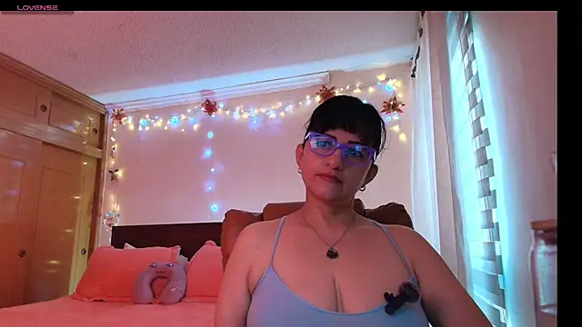 Snapshot of ISABEEL_SOFIA01 chatting on April 12, 12:43 pm ISABEEL SOFIA01 online show from April 12, 12:43 pm