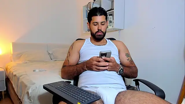 Snapshot of Justyn_Torres chatting on February 11, 2:33 pm Justyn Torres online show from February 11, 2:33 pm