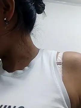 Snapshot of hanna_girl21 chatting on February 13, 7:32 pm hanna girl21 online show from February 13, 7:32 pm