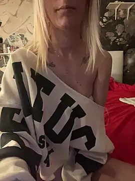 Snapshot of MarikaWild93 chatting on March 19, 10:14 pm MarikaWild93 online show from March 19, 10:14 pm