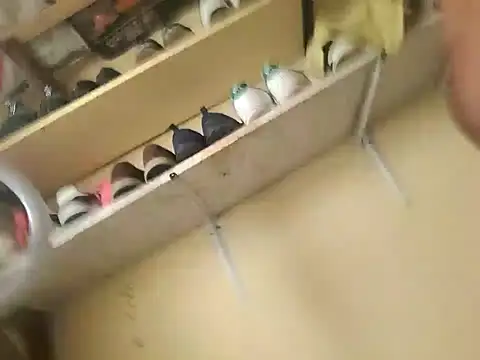 Snapshot of vannycov chatting on February 17, 7:27 am vannycov online show from February 17, 7:27 am