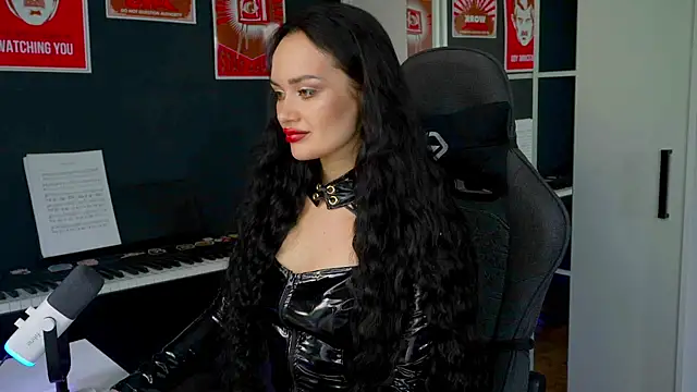 Snapshot of QueenAliss chatting on September 9, 4:01 am QueenAliss online show from September 9, 4:01 am