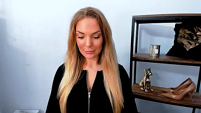 Snapshot of AulloraHoney chatting on April 1, 5:19 am AulloraHoney online show from April 1, 5:19 am
