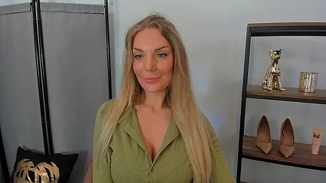 Snapshot of AulloraHoney chatting on May 16, 10:36 am AulloraHoney online show from May 16, 10:36 am