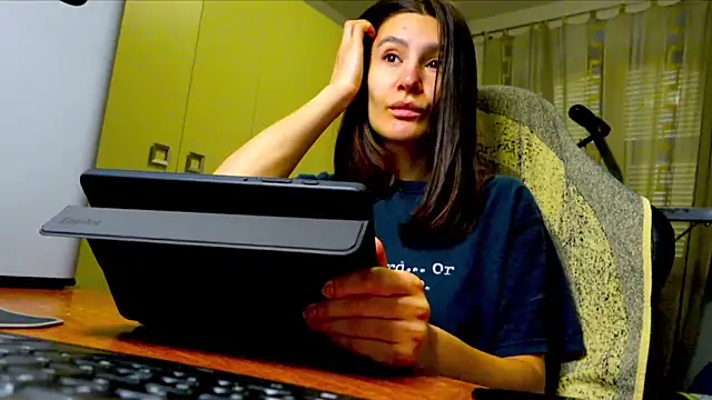 Snapshot of GodlyTheia chatting on December 15, 10:08 am GodlyTheia online show from December 15, 10:08 am