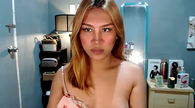 Snapshot of luxxy_grand chatting on December 19, 2:24 pm luxxy grand online show from December 19, 2:24 pm