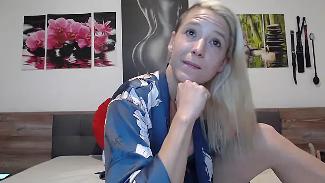 Snapshot of Naschkatze01 chatting on October 11, 6:12 am Naschkatze01 online show from October 11, 6:12 am