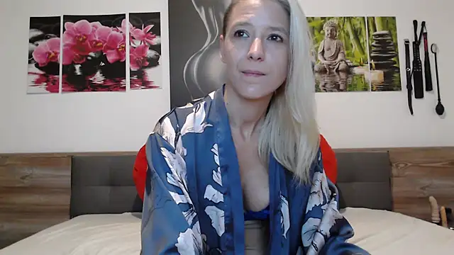 Snapshot of Naschkatze01 chatting on October 13, 6:35 am Naschkatze01 online show from October 13, 6:35 am