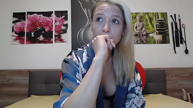 Snapshot of Naschkatze01 chatting on October 19, 6:14 am Naschkatze01 online show from October 19, 6:14 am