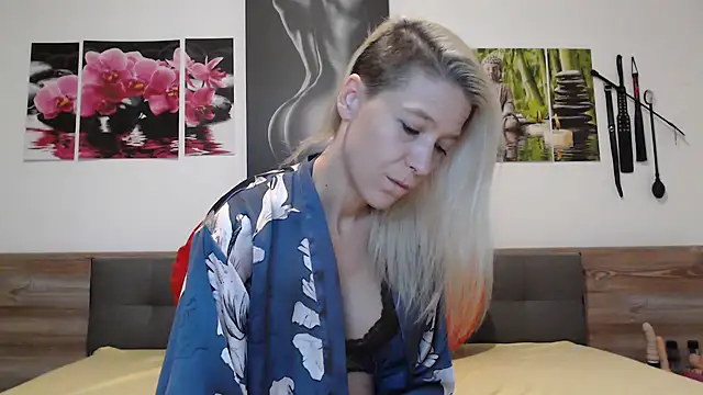 Snapshot of Naschkatze01 chatting on October 28, 7:34 am Naschkatze01 online show from October 28, 7:34 am