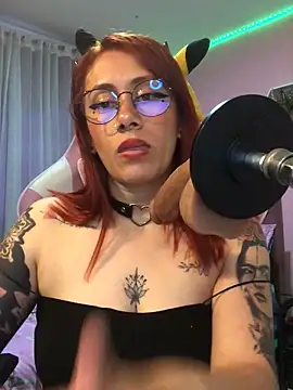 Luna Paris  online show from December 1, 9:59 pm