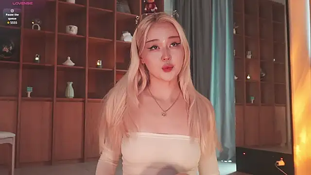 Snapshot of hyun_chia chatting on April 6, 3:37 am hyun chia online show from April 6, 3:37 am