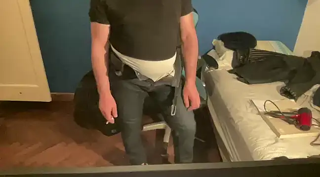 Snapshot of Fabrissi chatting on December 12, 1:10 am Fabrissi online show from December 12, 1:10 am