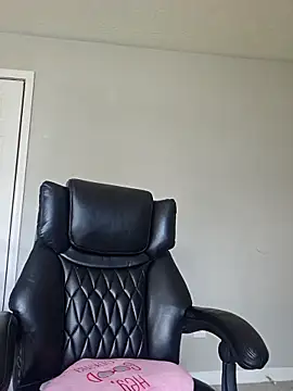 Snapshot of oliviaprettypussy chatting on March 27, 8:30 pm oliviaprettypussy online show from March 27, 8:30 pm