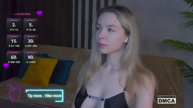 Snapshot of Holl1Would chatting on February 3, 3:42 am Holl1Would online show from February 3, 3:42 am