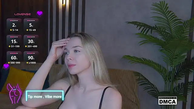 Snapshot of Holl1Would chatting on February 5, 3:34 am Holl1Would online show from February 5, 3:34 am