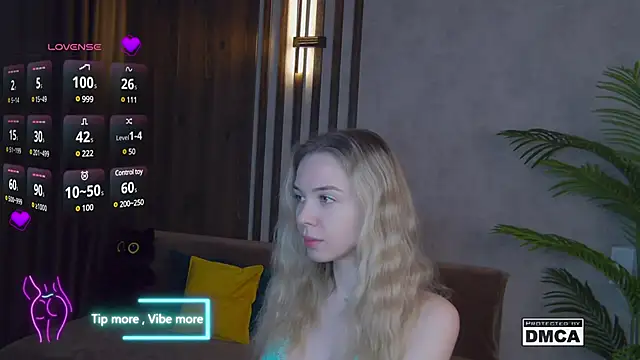 Snapshot of Holl1Would chatting on March 2, 3:34 am Holl1Would online show from March 2, 3:34 am