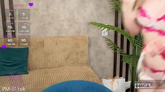 Snapshot of Holl1Would chatting on March 2, 5:08 am Holl1Would online show from March 2, 5:08 am