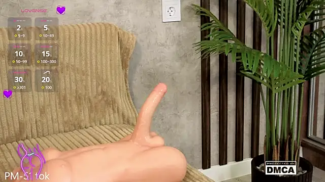 Snapshot of Holl1Would chatting on March 9, 7:56 am Holl1Would online show from March 9, 7:56 am