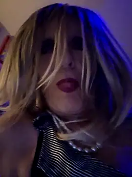 Snapshot of Vonniecd chatting on March 1, 4:58 am Vonniecd online show from March 1, 4:58 am