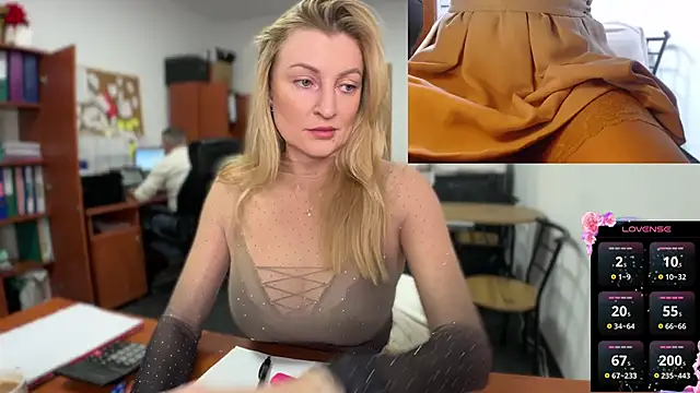 Snapshot of legsLONG chatting on February 19, 5:16 am legsLONG online show from February 19, 5:16 am