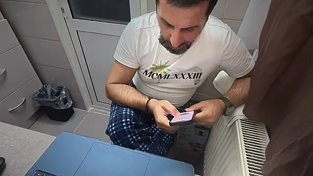 Snapshot of TigerOne19 chatting on October 28, 7:16 pm TigerOne19 online show from October 28, 7:16 pm