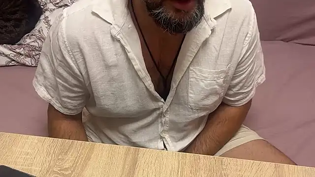 Snapshot of TigerOne19 chatting on November 18, 8:24 pm TigerOne19 online show from November 18, 8:24 pm