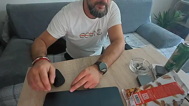 Snapshot of TigerOne19 chatting on November 24, 12:27 pm TigerOne19 online show from November 24, 12:27 pm